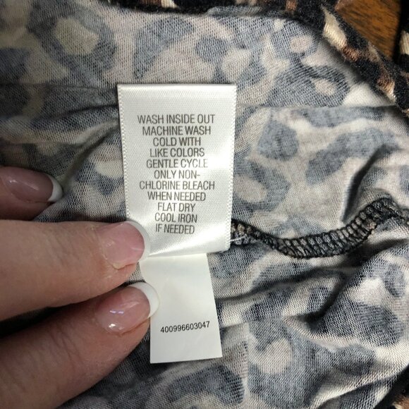 Dana Buchman Leopard Print Top Womens Sz Small Soft Stretchy Blouse Mob Wife - Picture 7 of 8